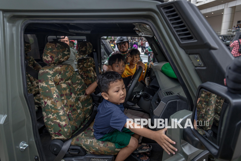 Sejumlah anak menaiki kendaraan khusus (Ransus) Jeep Maung MV3 Pindad di sela-sela konvoi dari Makodim 0733/Kota Semarang menuju Muladi Dome Universitas Diponegoro di Semarang, Jawa Tengah, Sabtu (8/3/2025).  Konvoi tersebut guna memperkenalkan Ransus operasional TNI-POLRI kepada masyarakat yang merupakan produk industri pertahanan Indonesia sebagai kendaraan pendukung  stabilitas keamanan nasional sekaligus bukti dukungan penguatan industri pertahanan nasional. 