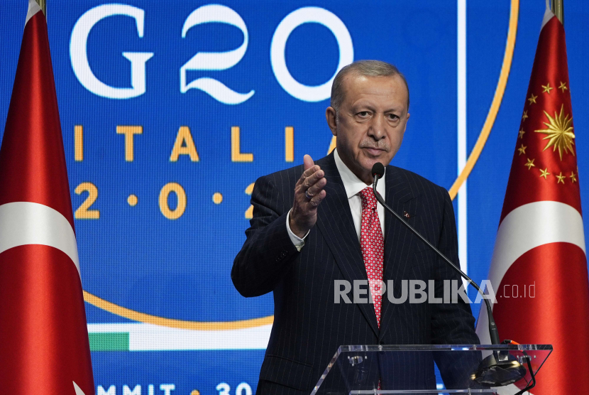 Turki Peringati 17 Tahun Tsunami Aceh. Presiden Turki Recep Tayyip Erdogan berbicara selama konferensi media pada KTT G20 di Roma, Minggu, 31 Oktober 2021.