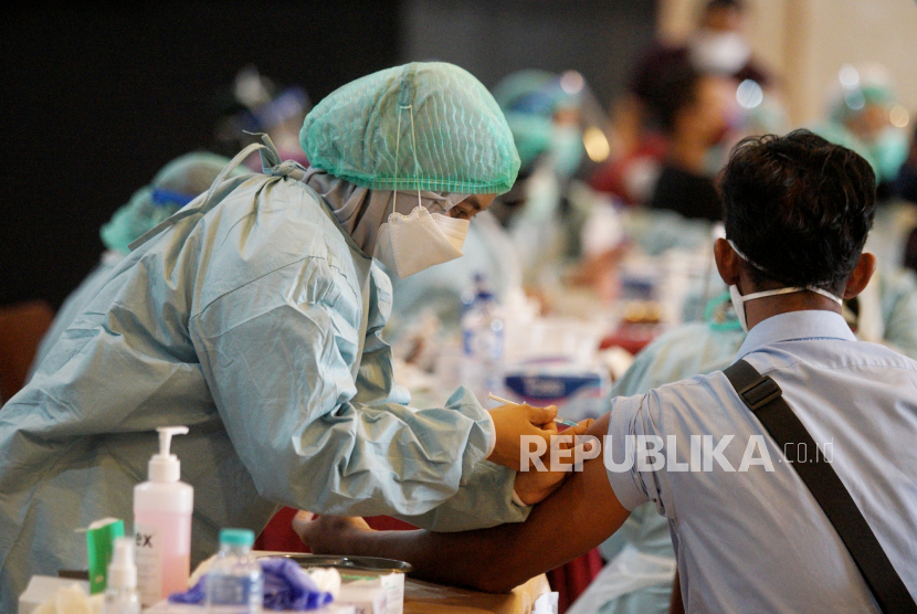 Vaksinator menyuntikan vaksin COVID-19 saat saat vaksinasi COVID-19 massal Aparatur Sipin Negara (ASN) di Sleman City Hall, Sleman, D.I Yogyakarta, Selasa (9/3/2021). Pemda Sleman menargetkan vaksinasi COVID-19 massal untuk sekitar 3.000 ASN kana selesai pada Rabu (10/3/2021). 