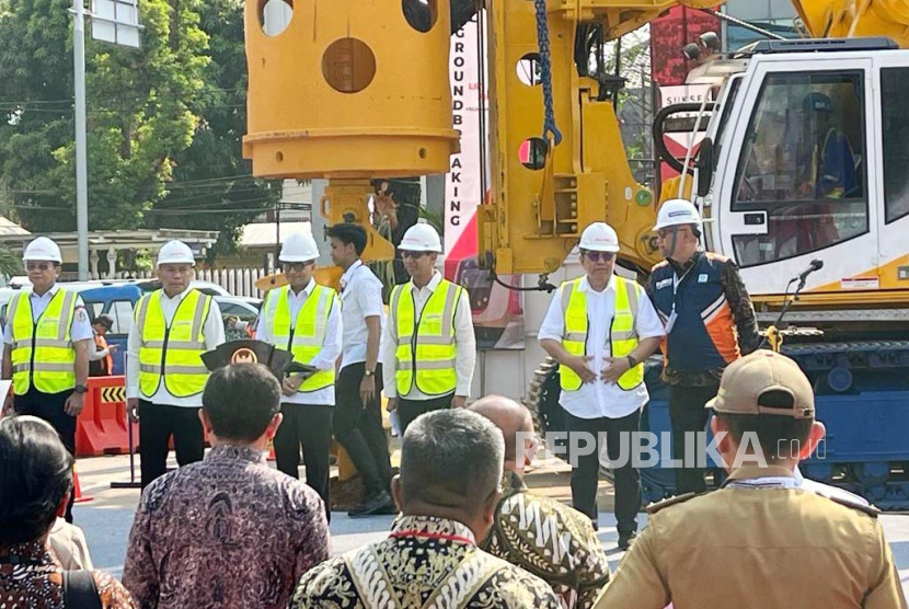 Menhub Budi Karya Sumadi dan Pj Gubernur DKI Heru Budi Hartono melakukan groundbreaking LRT Jakarta Fase 1B rute Velodrome-Manggarai di Stasiun Velodrome, Jakarta Timur pada Senin (30/10/2023). 