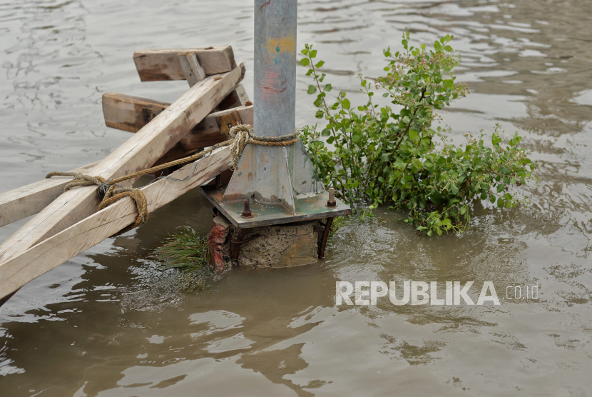 Luapan air yang menggenangi ruas jalan di kawasan Marunda, Kecamatan Cilincing, Jakarta Utara, Senin (27/2/2023). 