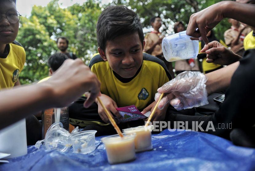 Pelajar mengikuti pelatihan pembuatan sabun dari bahan dari minyak jelantah saat acara Festival Ekonomi Sirkular (FES) 2024 di Taman Menteng, Jakarta, Rabu (17/7/2024).