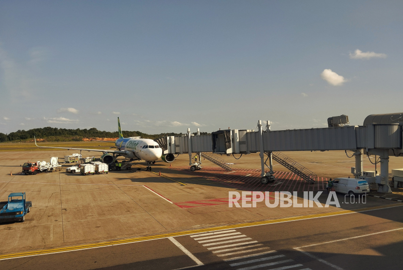 Sejumlah pesawat terbang berada di apron Bandar Udara Internasional Hang Nadim, Batam, Kepulauan Riau, Jumat (23/2/2024). Industri penerbangan di Tanah Air memasuki fase pemulihan setelah terdampak Covid-19. Pada tahun 2024, diprediksi bisnis angkutan udara akan berangsur bangkit dan mengalami lonjakan jumlah permintaan. Di sisi lain, masih ada persoalan terkait rantai pasok, ketersediaan pesawat, dan kenaikan harga bahan bakar yang harus segera diatasi guna mendukung layanan udara lebih optimal.