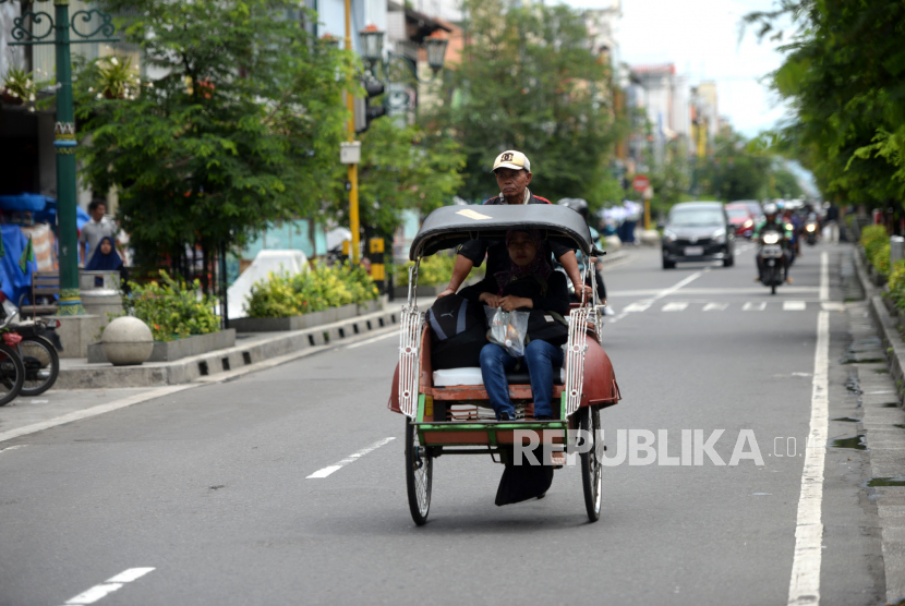 Berharap Dengan Wisatawan Domestik. Wisatawan domestik menggunakan becak di Kawasan ikonik pedestrian Malioboro, Yogyakarta, Ahad (8/3).(Wihdan Hidayat/ Republika)