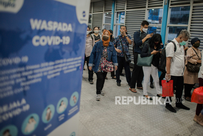 Antrean calon penumpang bus Transjakarta setelah penerapan PSBB transisi. Asosiasi Perusahaan Indonesia (Apindo) meminta kebijakan shift kerja selama fase PSBB transisi tidak dipaksakan kepada perusahaan. 
