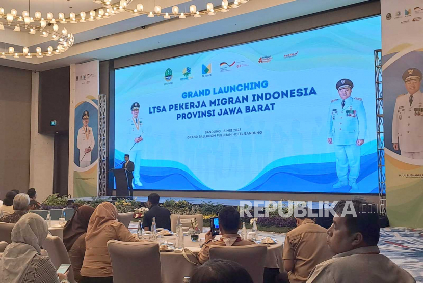 Gubernur Jawa Barat Ridwan Kamil saat menghadiri acara peluncuran Layanan Terpadu Satu Atap (LTSA) Pekerja Migran Indonesia (PMI) asal Jabar di Hotel Pullman Bandung Grand Central, Kota Bandung, Jabar, Senin (15/5/2023).