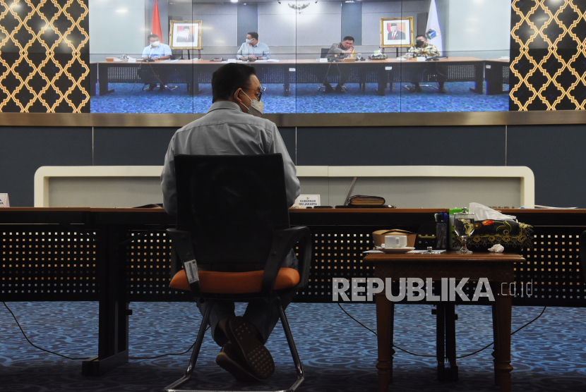 Gubernur DKI Jakarta Anies Rasyid Baswedan memimpin rapat di Balai Kota DKI, Jakarta Pusat, Jumat (14/5/2021). 
