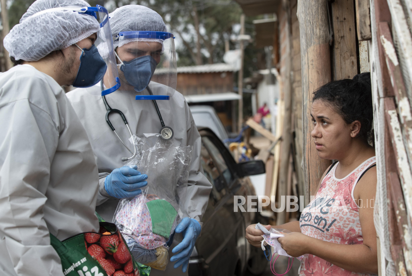Petugas kesehatan dari Dokter Tanpa Batas mengunjungi kamp penghuni liar untuk melakukan pemeriksaan medis dan menghindari penyebaran COVID-19 di Sao Bernardo do Campo, wilayah Sao Paulo yang lebih besar, Brasil, Rabu, 3 Juni 2020.