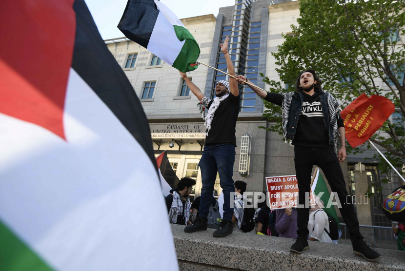  Orang-orang berkumpul di luar Kedutaan Besar Amerika Serikat di Ottawa, Ontario, untuk mengecam tindakan militer Israel di wilayah Palestina pada hari Sabtu, 29 Mei 2021.