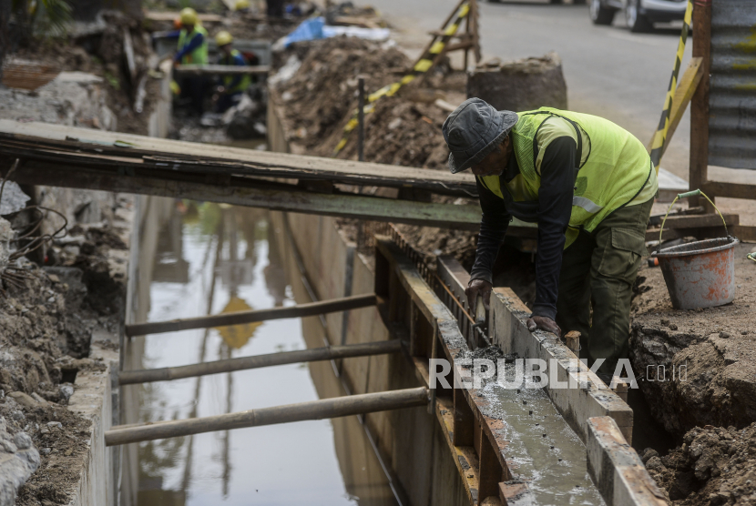 Pekerja menyelesaikan pembangunan saluran air di Jakarta Timur (ilustrasi). Pemerintah Kota Administrasi Jakarta Timur berencana membangun saluran air di 17 lokasi untuk mengantisipasi banjir.