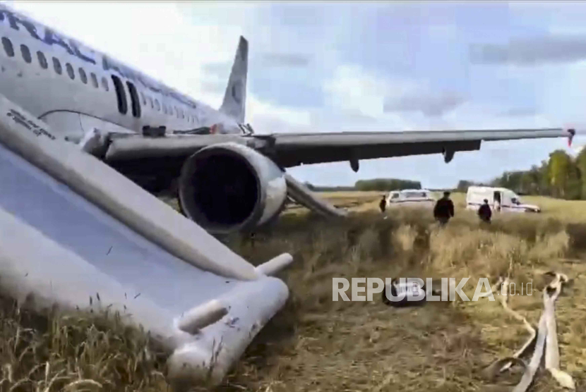 Maskapai Rusia, Ural Airlines melakukan pendaratan darurat di luar bandara di wilayah Novosibirsk, Siberia barat