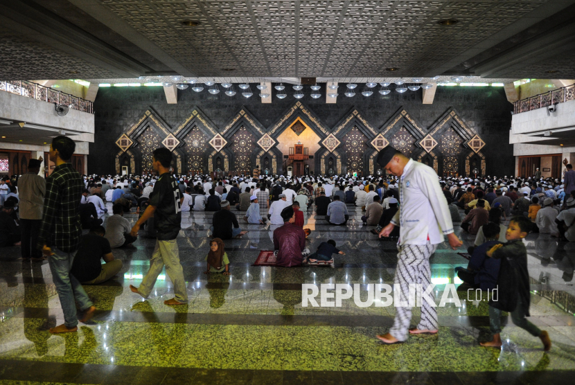 Kaum Muslimin hendak mendirikan shalat Jumat di Masjid At-Tin, Jakarta.