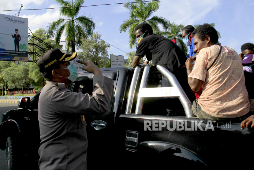 Seorang petugas kepolisian memberikan imbauan kepada masyarakat untuk mengenakan masker di Taman Imbi, Jayapura, Papua (ilustrasi)