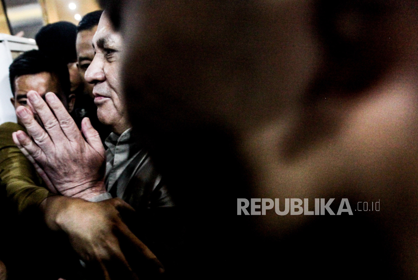 Ketua KPK Non Aktif Firli Bahuri usai menjalani pemeriksaan di Bareskrim Polri, Jakarta, Rabu (27/12/2023). Firli Bahuri bungkam setelah diperiksa selama 11 jam terkait kasus dugaan pemerasan terhadap mantan Menteri Pertanian Syahrul Yasin Limpo.