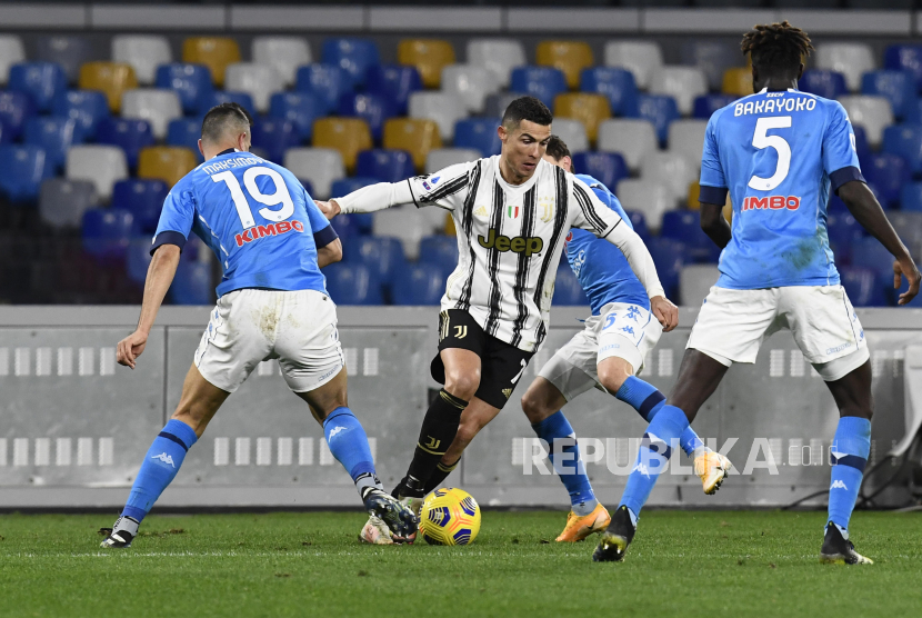 Penyerang Juventus Cristiano Ronaldo beraksi selama pertandingan sepak bola Serie A Italia SSC Napoli vs Juventus FC di stadion Diego Armando Maradona di Naples, Italia, 13 Februari 2021.