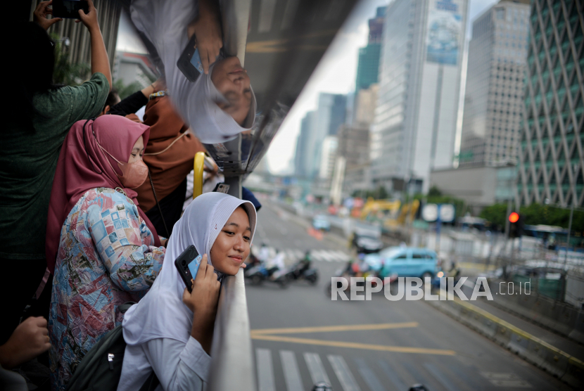 Pengunjung menaiki bus tingkat atap terbuka Transjakarta saat mengelilingi kawasan Monas hingga Bundaran Senayan, Jakarta, Jumat (20/1/2023). Menteri Keuangan (Menkeu) Sri Mulyani menyebutkan, surplus Anggaran Pendapatan dan Belanja Negara (APBN) mencapai Rp 90,8 triliun pada Januari 2023. 