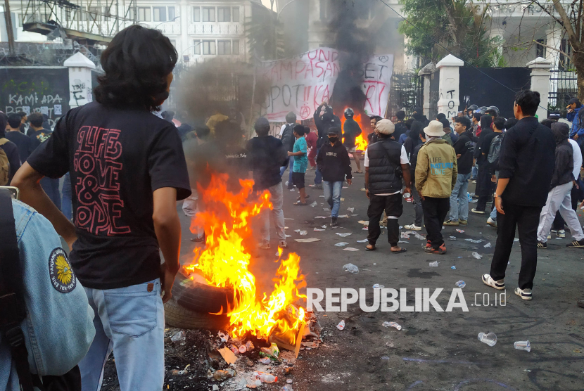 Sejumlah massa membakar gerbang dan melempari Gedung DPRD Jawa Barat (Jabar) saat aksi demonstrasi di depan Gedung DPRD Jabar, Jalan Diponegoro, Kota Bandung, Senin (9/1/2025).