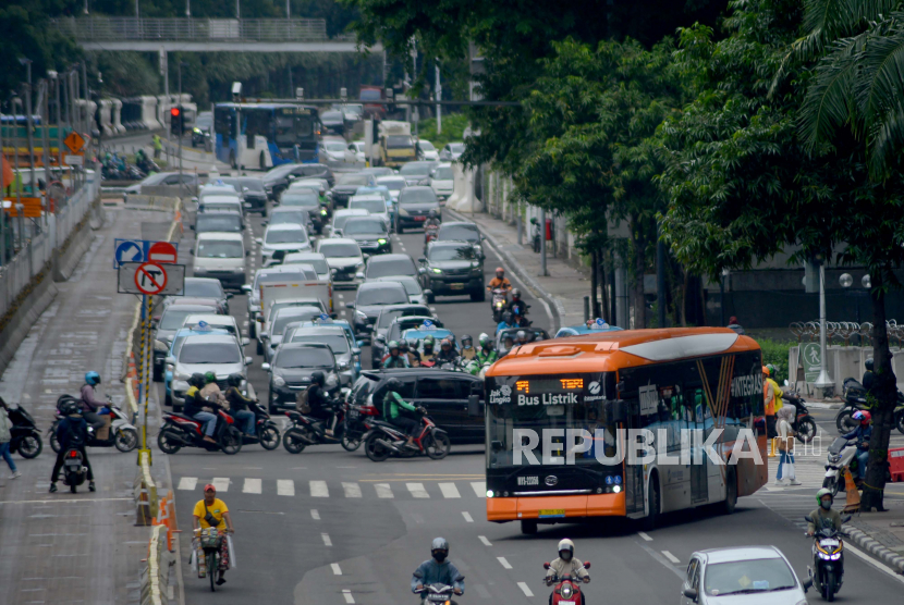 Bus listrik melintas di Jl MH. Thamrin, Jakarta, Selasa (27/12/2022). PT Transportasi Jakarta (TransJakarta) berencana menambah 190 bus listrik pada 2023 untuk mendukung kualitas udara Jakarta lebih ramah lingkungan. 
