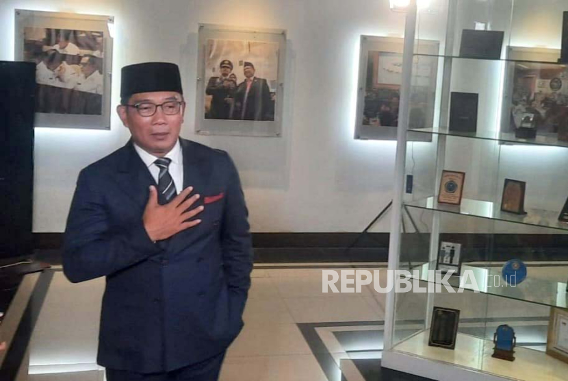 Mantan Gubernur Jawa Barat Ridwan Kamil. Ridwan Kamil menyerahkan kujang pusaka ke Bey Machmudin saat serah terima jabatan.