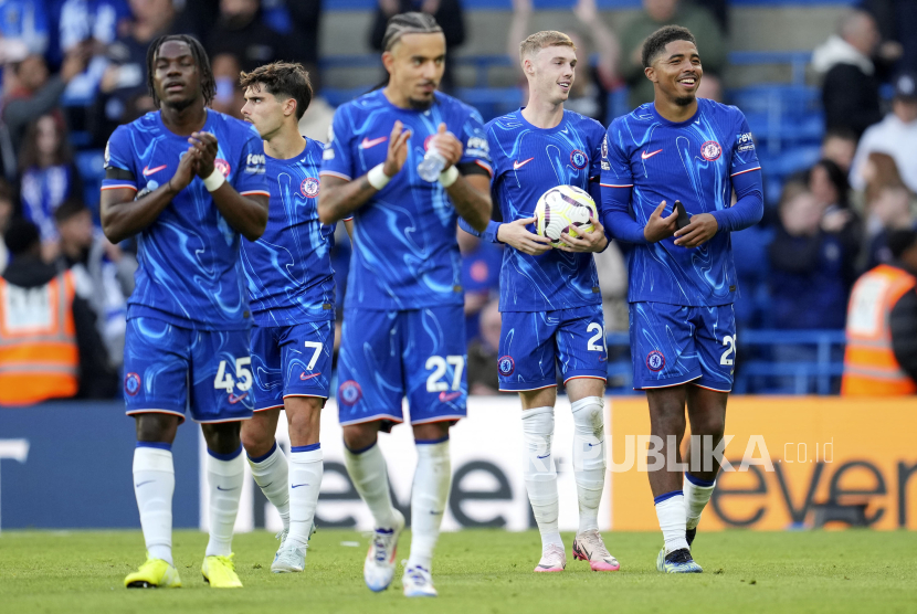 Para pemain Chelsea melakukan selebrasi usai pertandingan antara Chelsea kontra Brighton pada sepak bola Liga Inggris di Stamford Bridge, London, Sabtu (28/9/2024). Chelsea menang dengan skor telak 4-2.