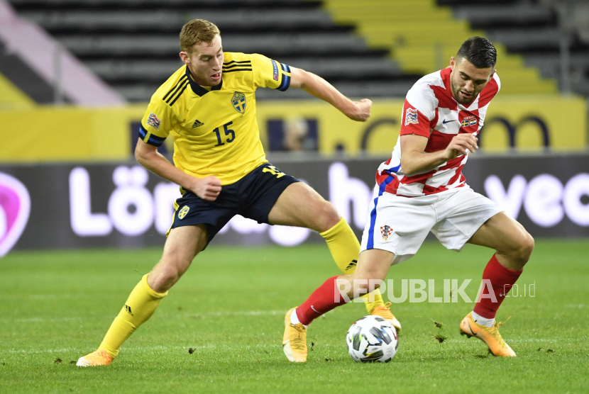 Pemain Swedia Dejan Kulusevski (kiri) positif Covid-19 jelang Euro 2020.
