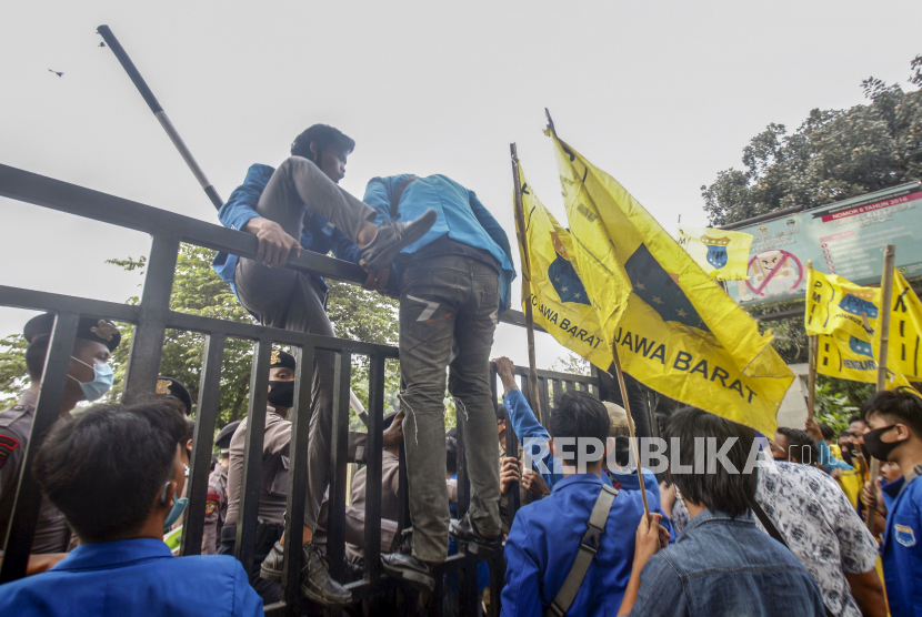 Warga Nahdliyin yang merupaka aktvisi Pergerakan Mahasiswa Islam Indonesia (PMII) melakukan unjuk rasa di depan Kantor Dinas Kesehatan Kabupaten Bogor, Jawa Barat, Senin (20/7/2020). Mereka menuntut agar Dinas Kesehatan lebih terbuka dalam anggaran penanganan COVID-19, karena rawan tindak pidana korupsi. 