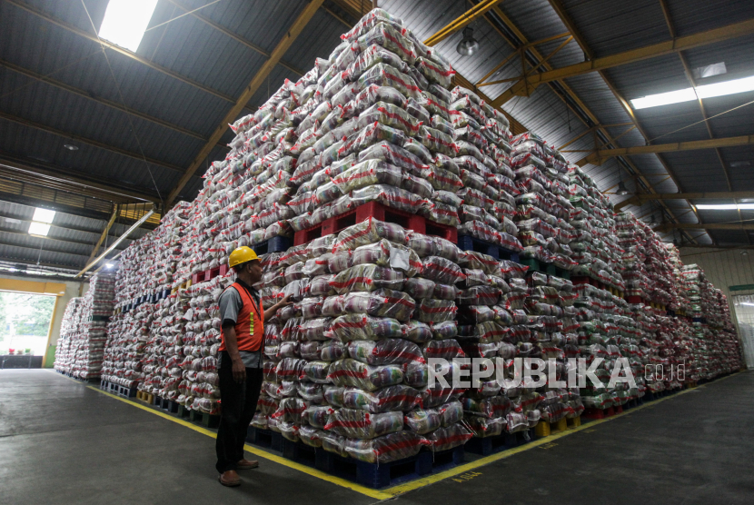 Petugas mengecek beras premium yang siap untuk diedarkan di Gudang RPC PT Food Station, Cipinang, Jakarta, Rabu (21/2/2024).
