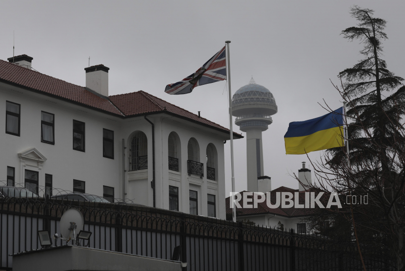 Bendera Ukraina berkibar di sebelah bendera Union Jack di depan Kedutaan Besar Inggris, dalam solidaritas dengan Ukraina, di Ankara, Turki, Jumat, 25 Februari 2022.  Amerika Serikat (AS) akan membuka kembali kedutaan besarnya di Ukraina dengan segera.