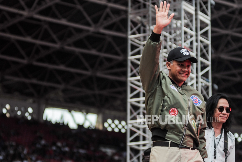 Calon Presiden nomor urut 3 Ganjar Pranowo melambaikan tangan kepada simpatisan saat acara Konser Salam M3tal (Menang Total) di Stadion Utama Gelora Bung Karno, Jakarta, Sabtu (3/2/2024). Pada kesempatan tersebut Ganjar mengatakan nasib bangsa Indonesia akan ditentukan pada 14 Februari mendatang dan mengajak seluruh masyarakat untuk menjalani proses politik dengan sebaik-baiknya.