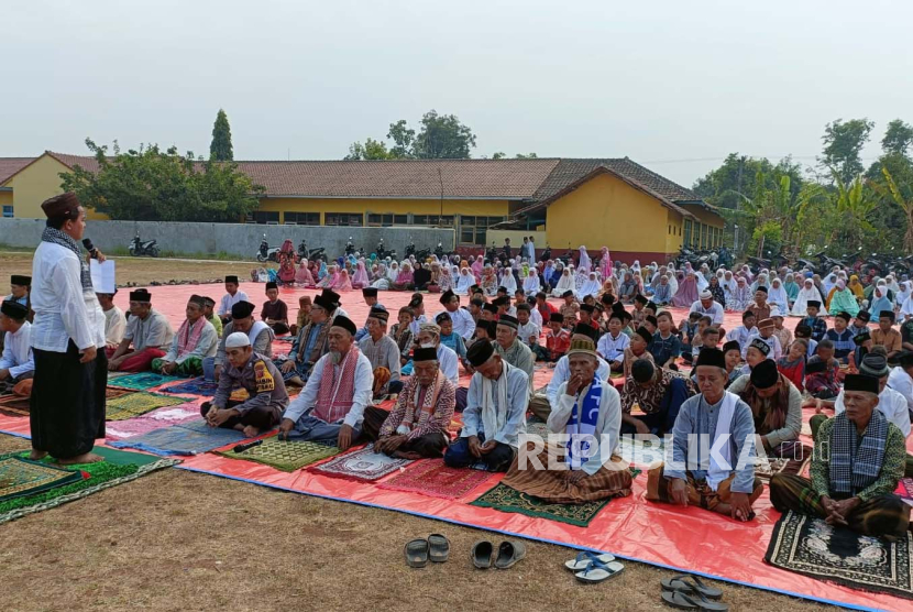 Ratusan warga Desa Enggalwangi, Kecamatan Palasah, Kabupaten Majalengka, melaksanakan sholat Istisqa, Ahad (15/10/2023). 