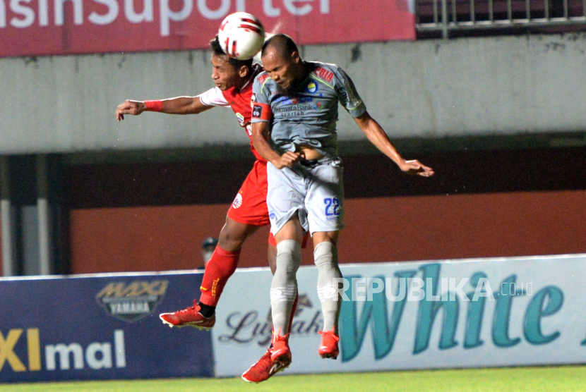 Kapten Persib Supardi Nasir (kanan) saat pertandingan final Piala Menpora 2021.