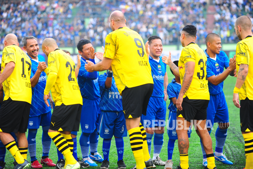 Pemain Borussia Dortmund (BVB) Legends bersalaman dengan pemain Persib All Stars sebelum laga persahabatan di Stadion Siliwangi, Kota Bandung, Jawa Barat, Ahad (10/9/2023). 