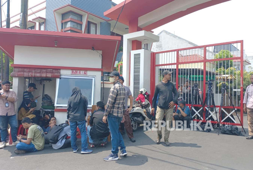 Wartawan dan petugas masih menunggu proses penggeledahan di rumah ketua KPK Firli Bahuri di Villa Galaxy A1 Kota Bekasi.,Kamis (26/10/2023). 