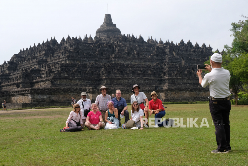 Sejumlah wisatawan asing berada di lapangan Kenari kawasan Taman Wisata Candi (TWC) Borobudur, Magelang, Jateng, Kamis (14/7/2022). PT Taman Wisata Candi Borobudur, Prambanan, dan Ratu Boko (TWC) melakukan kajian lapangan kunjungan wisata naik monumen Candi Borobudur dengan sampel acak untuk memastikan kualitas layanan di destinasi wisata ini.