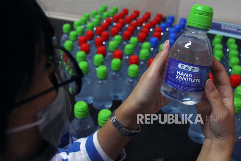 Seorang peneliti dari Lembaga Ilmu Pengetahuan Indonesia (LIPI) melakukan pengecekan akhir cairan Hand Sanitizer atau cairan pembersih tangan yang selesai dibuat di Laboratorium Kimia LIPI Serpong, Tangerang Selatan, Banten. Ilustrasi
