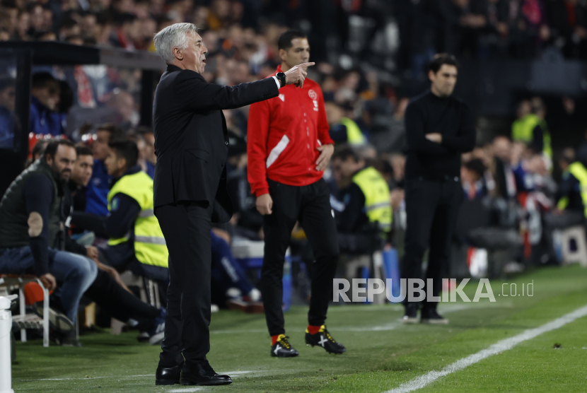Pelatih Real Madrid Carlo Ancelotti (kiri) bereaksi selama pertandingan sepak bola La Liga Spanyol antara Rayo Vallecano dan Real Madrid, di Madrid, Spanyol, 7 November 2022.