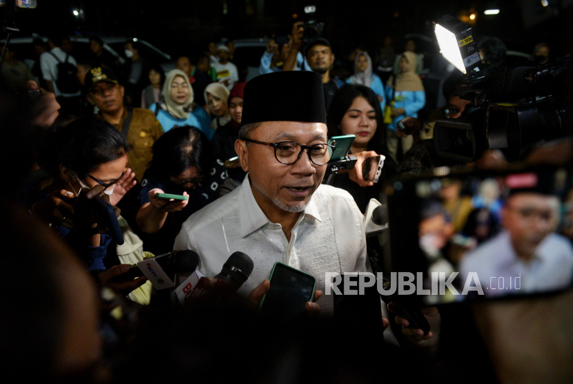 Menteri Perdagangan (Mendag) Zulkifli Hasan menjawab pertanyaan jurnalis saat tiba di Jalan Kertanegara IV, Jakarta, Rabu (20/3/2024). 