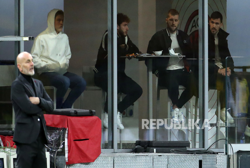  Pelatih kepala AC Milan Stefano Pioli dan pemain AC Milan Jens Petter Hauge (2-L), Ante Rebic (2-R) dan Alessio Romagnoli (kanan) selama pertandingan leg kedua babak 16 besar Liga Europa UEFA antara AC Milan dan Manchester Bersatu di stadion Giuseppe Meazza di Milan, Italia, 18 Maret 2021.