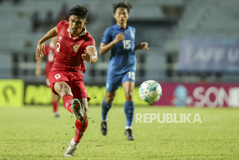 Pesepak bola Timnas U-23 Indonesia Ramadhan Sananta (kiri) melepaskan tendangan bola ke arah gawang Timnas U-23 Thailand dalam Semifinal Piala AFF U-23 2023 di Rayong Provincial Stadium, Thailand, Kamis (24/8/2023). Timnas U-23 Indonesia berhak melaju ke babak final usai menang dengan skor 3-1. 
