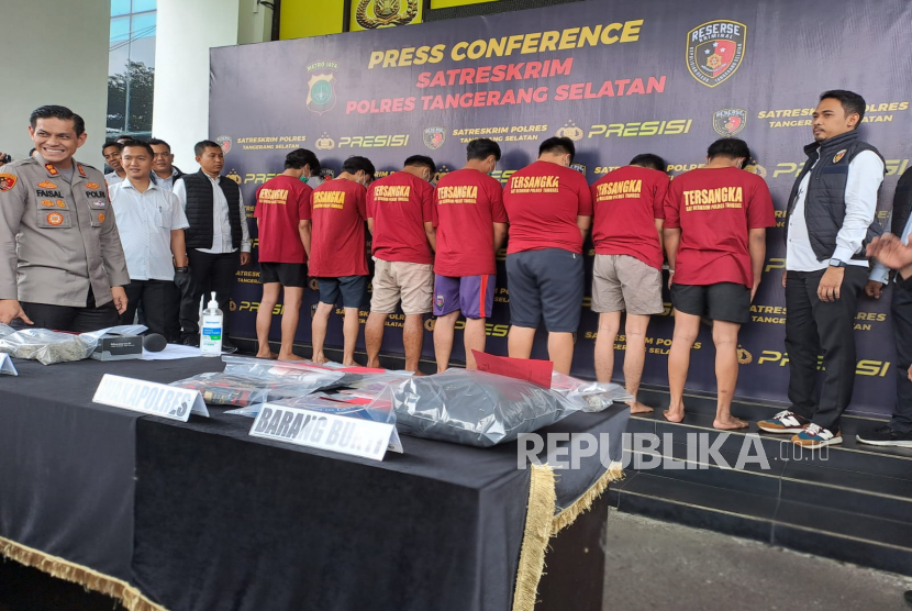 Konferensi pers kasus pelemparan oleh oknum suporter Persita Tangerang terhadap ofisial Persis Solo di Mapolres Tangsel, Senin (30/1/2023).