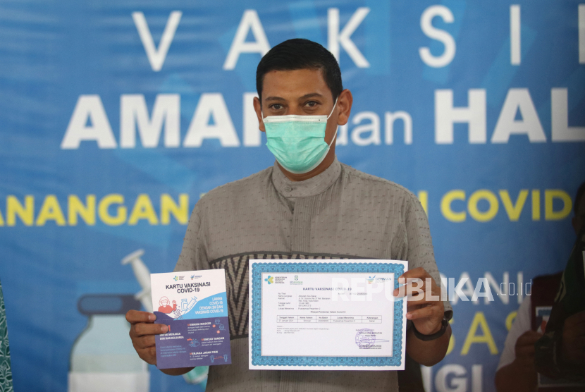 Wali Kota Kediri Abdullah Abu Bakar memperlihatkan kartu vaksinasi COVID-19. Abdullah Abu Bakar memberikan apresiasi kepada TNI dalam keterlibatannya ikut menangani pandemi Covid-19 terutama di Kota Kediri, Jawa Timur termasuk menggelar serbuan vaksinasi.
