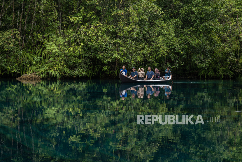 Sejumlah pengunjung berkeliling dengan perahu di kawasan wisata Danau Paisupok, Desa Lukpanenteng, Banggai Kepulauan (Bangkep), Sulawesi Tengah, Kamis (24/8/2023).