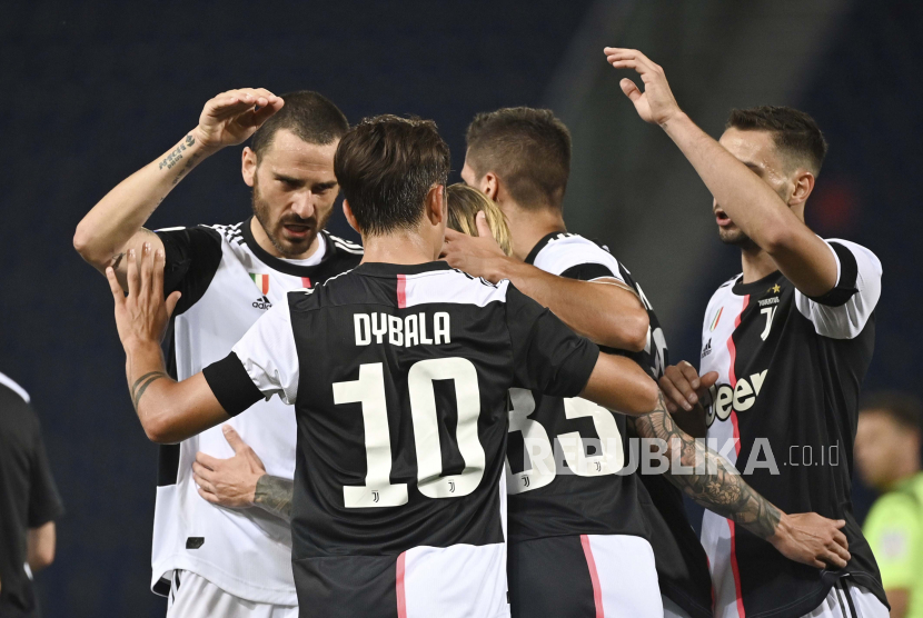 Pemain Juventus Paulo Dybala Juventus merayakan gol dengan rekan tim pada pertandingan sepak bola Serie A antara Bologna dan Juventus di Stadion Renato Dall
