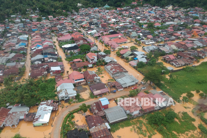 Foto udara banjir merendam rumah di Jondul Rawang, Kota Padang, Sumatera Barat