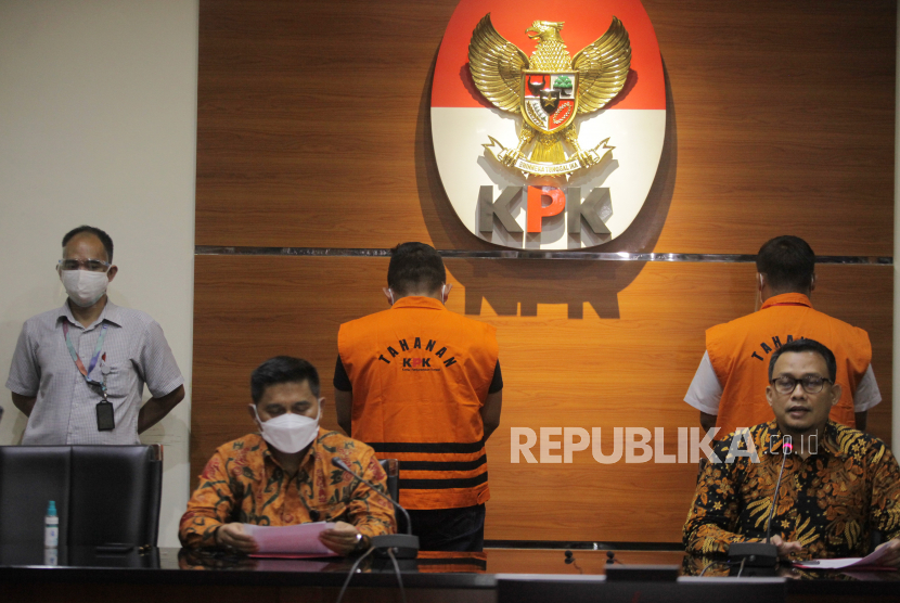 Deputi Penindakan KPK Karyoto (kedua kiri) dan Juru Bicara KPK Ali Fikri (kanan) memberikan keterangan pers terkait penahanan tersangka terkait kasus Menteri Kelautan dan Perikanan Edhy Prabowo, di Geduung KPK, Jakarta, Kamis (26/11/2020). Staf khusus Menteri Edhy Prabowo, Andreau Pribadai Misata dan pihak swasta Amiril Mukminin menyerahkan diri ke KPK setelah lima tersangka sebelumnya diantaranya Menteri Kelautan dan Perikanan Edhy Prabowo ditahan atas kasus dugaan tindak pidana korupsi ekspor benih lobster.