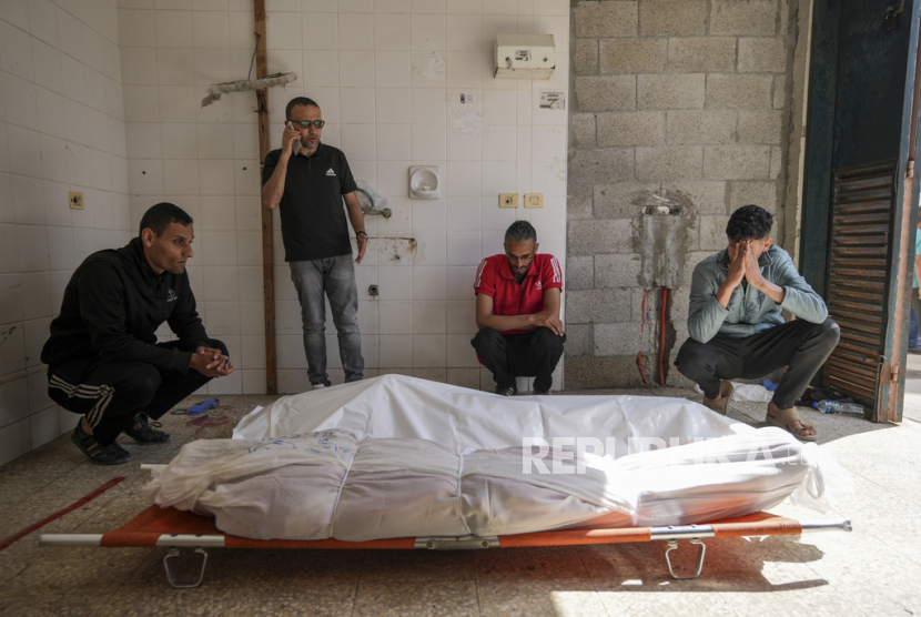 Warga Palestina bereaksi di samping jenazah kerabat mereka yang tewas dalam serangan udara Israel di Gaza Stirp, di rumah sakit Al Aqsa di Deir al Balah, Gaza, Sabtu, (4/5/2024).