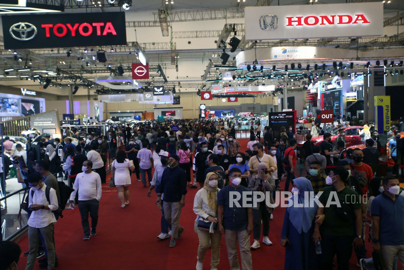 Pengunjung memadati lokasi pameran Gaikindo Indonesia International Auto Show (GIIAS) 2021 di Indonesia Convention Exhibition (ICE) BSD, Serpong, Tangerang, Banten, Jumat (12/11/2021). Pameran tersebut akan berlangsung hingga tanggal 21 November 2021. 