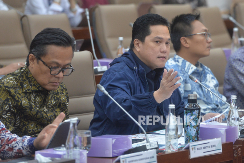 Menteri BUMN Erick Thohir (tengah) menyampaikan paparan saat rapat kerja dengan Komisi VI DPR di Kompleks Parlemen, Senayan, Jakarta Pusat, Senin (4/11/2024). 