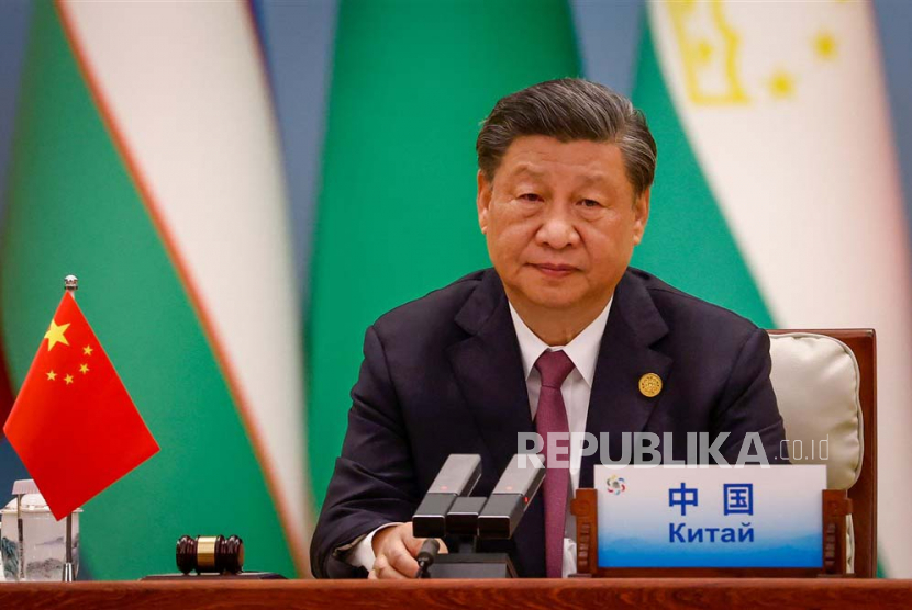 Presiden China Xi Jinping melihat ke meja bundar saat KTT China-Asia Tengah di Xi