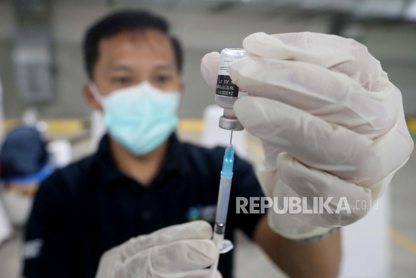 Seorang petugas kesehatan bersiap untuk menyuntikkan dosis vaksin COVID-19 Sinovac. Kementerian Kesehatan menerbitkan Peraturan Menteri Kesehatan RI Nomor 10 Tahun 2021 tentang Pelaksanaan Vaksinasi Dalam Rangka Penanggulangan Pandemi Covid-19 yang mengatur tentang Program Vaksin Gotong Royong atau vaksin mandiri yang dilakukan oleh perusahaan swasta pada karyawan dan buruh. 